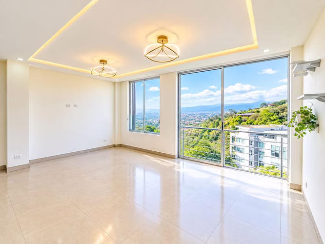 Apartamento de 2 niveles en alquiler con vista espectacular, 2 habitaciones y 2 parqueos en Santa Ana - Imagen 2