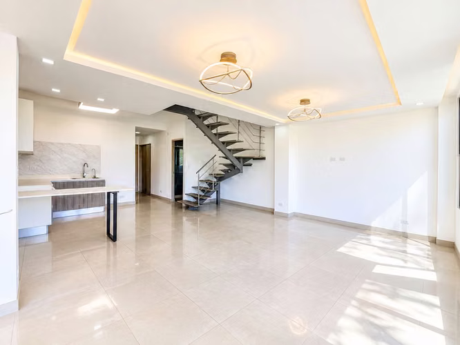 Apartamento de 2 niveles en alquiler con vista espectacular, 2 habitaciones y 2 parqueos en Santa Ana - Imagen 4