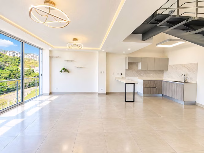 Apartamento de 2 niveles en alquiler con vista espectacular, 2 habitaciones y 2 parqueos en Santa Ana - Imagen 5
