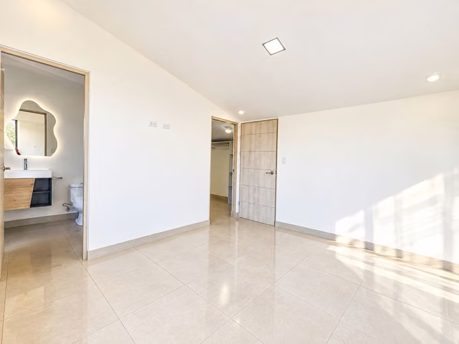Apartamento de 2 niveles en alquiler con vista espectacular, 2 habitaciones y 2 parqueos en Santa Ana - Imagen 3