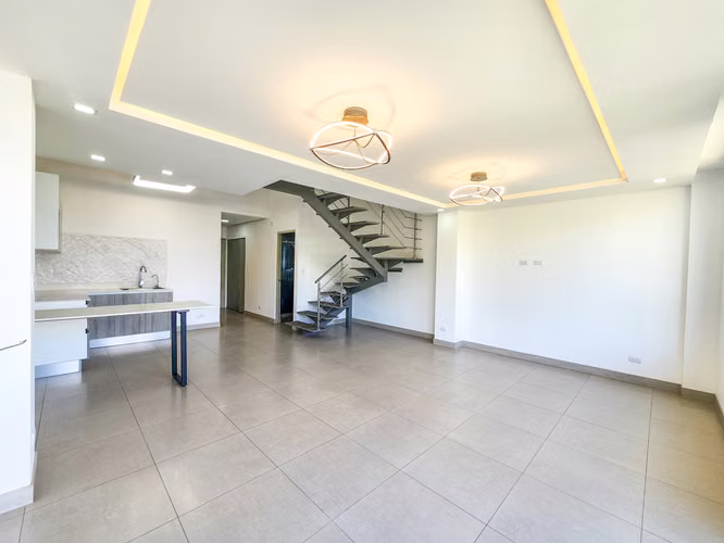 Apartamento de 2 niveles en alquiler con vista espectacular, 2 habitaciones y 2 parqueos en Santa Ana - Imagen 11