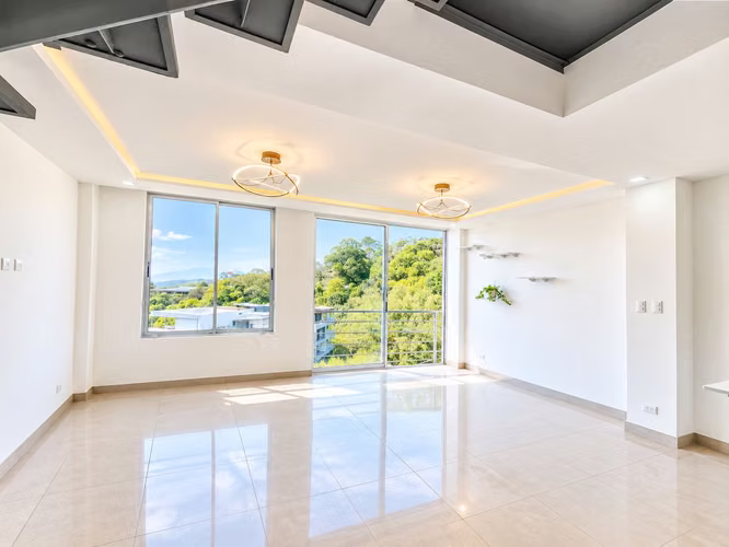 Apartamento de 2 niveles en alquiler con vista espectacular, 2 habitaciones y 2 parqueos en Santa Ana - Imagen 1