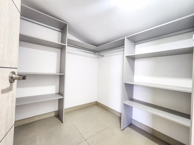Apartamento de 2 niveles en alquiler con vista espectacular, 2 habitaciones y 2 parqueos en Santa Ana - Imagen 7