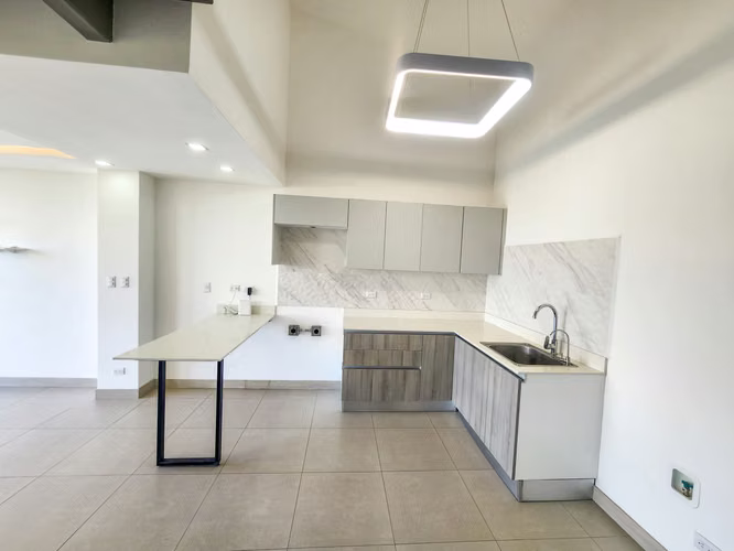 Apartamento de 2 niveles en alquiler con vista espectacular, 2 habitaciones y 2 parqueos en Santa Ana - Imagen 9