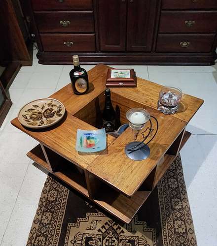 Mesa de Centro Premium de Laurel con 8 Compartimentos y Espacio Central