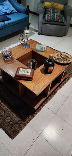 Mesa de Centro Premium de Laurel con 8 Compartimentos y Espacio Central