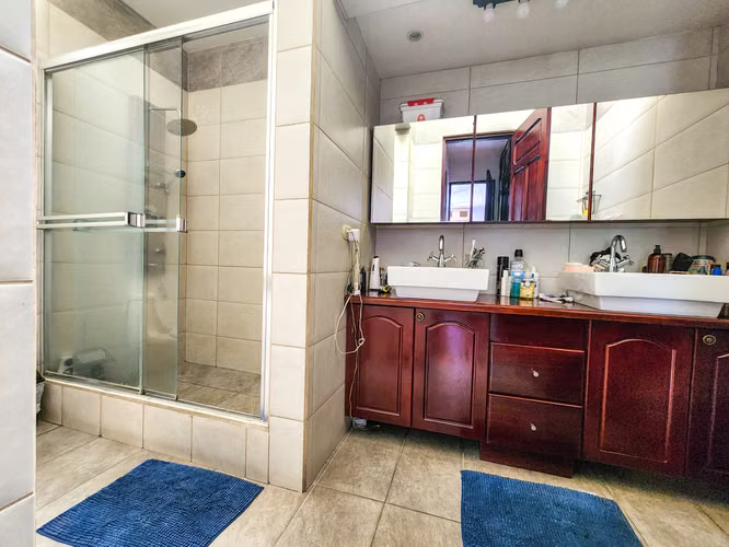Exclusiva casa de 500 m² en Laureles de Escazú: 3 dormitorios con baño y walk-in closet, $520.000 - Imagen 10