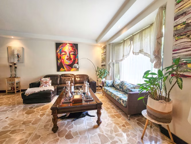 Exclusiva casa de 500 m² en Laureles de Escazú: 3 dormitorios con baño y walk-in closet, $520.000