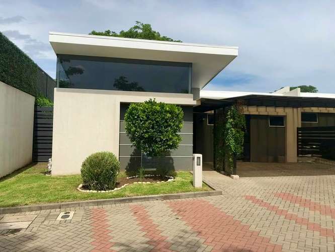 Casa de una planta en alquiler en Brasil de Santa Ana con jardines internos 