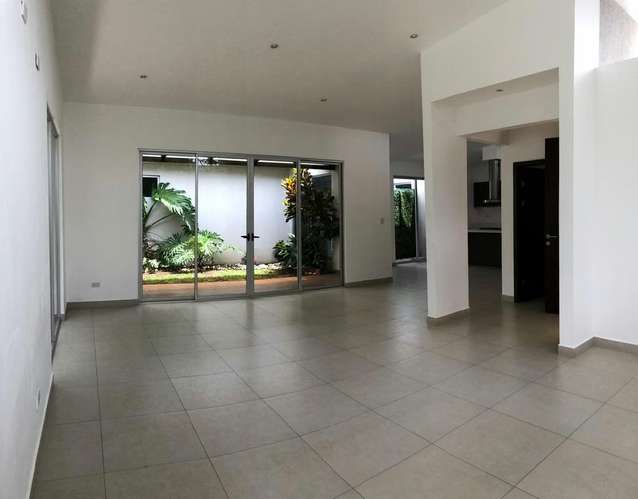 Casa de una planta en alquiler en Brasil de Santa Ana con jardines internos  - Imagen 5