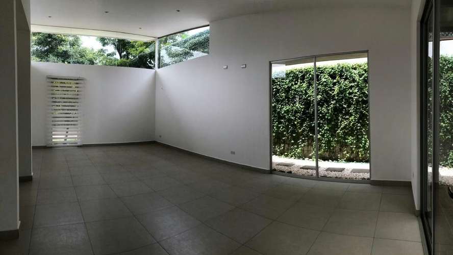 Casa de una planta en alquiler en Brasil de Santa Ana con jardines internos  - Imagen 4