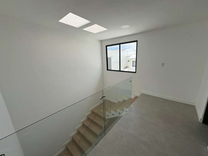 *Venta de casa de lujo de tres pisos en condominio en Tres Ríos. - Imagen 17