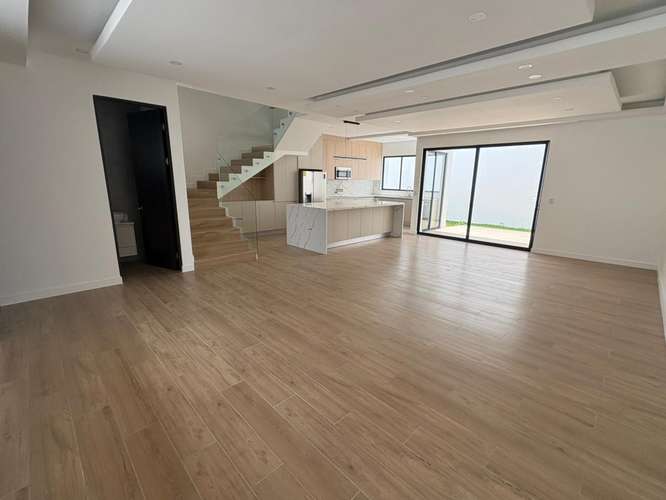 *Venta de casa de lujo de tres pisos en condominio en Tres Ríos. - Imagen 2