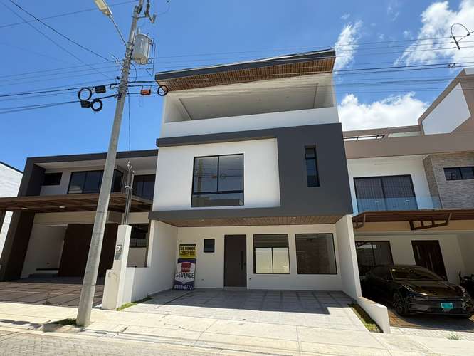 *Venta de casa de lujo de tres pisos en condominio en Tres Ríos. - Imagen 1