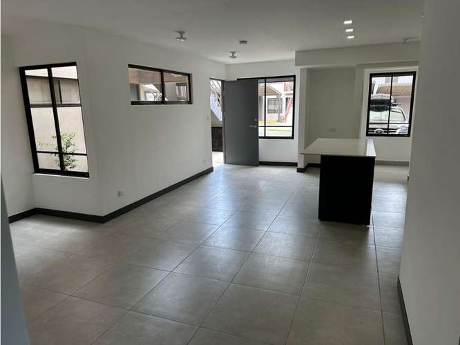 Apartamento amplio con PATIO en condominio en condominio Francisco, Heredia