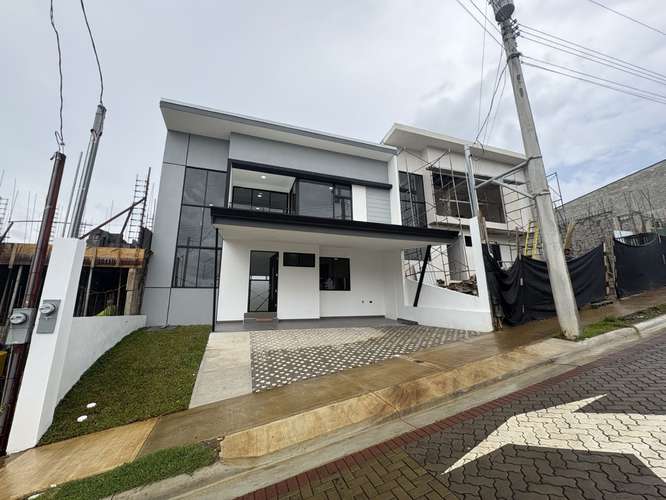 *Venta de hermosa casa de 4 habitaciones en condominio en Tres Ríos. - Imagen 2