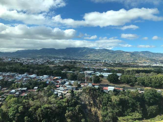 Apartamento con linea blanca para alquiler en Lagunilla de Heredia.