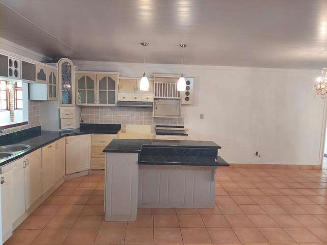Espaciosa casa de 5 dormitorios en Santa Bárbara de Heredia con jardín y vista a las montañas - Imagen 5