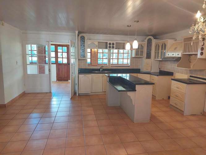 Espaciosa casa de 5 dormitorios en Santa Bárbara de Heredia con jardín y vista a las montañas - Imagen 6