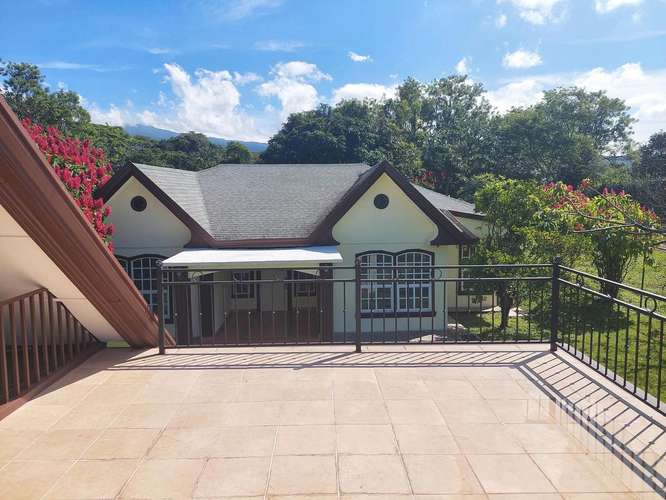 Espaciosa casa de 5 dormitorios en Santa Bárbara de Heredia con jardín y vista a las montañas - Imagen 3