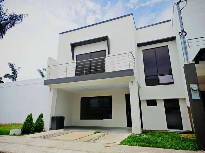 *Venta de Casa de Lujo en Condominio Tipo Resort en Tres Ríos - Imagen 2
