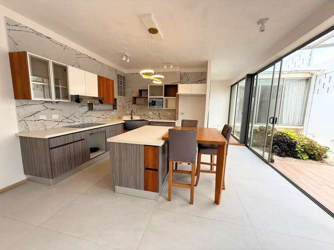 Casa independiente de lujo en San Antonio de Escazú: 3 habitaciones, 2.5 baños y 4 estacionamientos