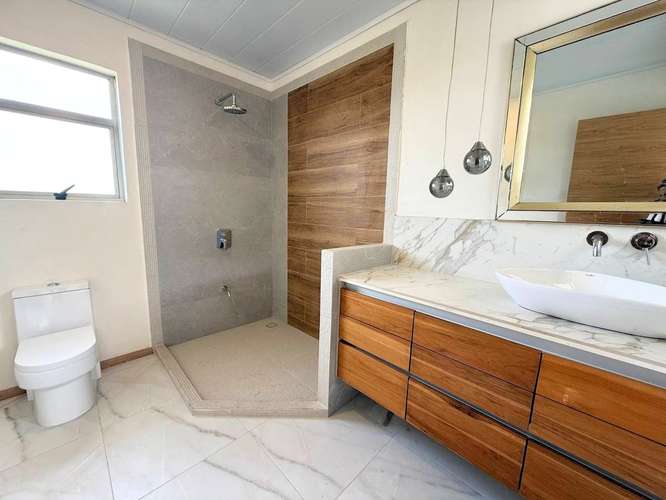 Casa independiente de lujo en San Antonio de Escazú: 3 habitaciones, 2.5 baños y 4 estacionamientos - Imagen 6