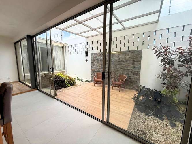 Casa independiente de lujo en San Antonio de Escazú: 3 habitaciones, 2.5 baños y 4 estacionamientos - Imagen 2