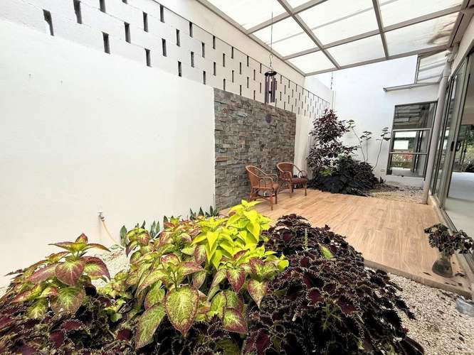 Casa independiente de lujo en San Antonio de Escazú: 3 habitaciones, 2.5 baños y 4 estacionamientos - Imagen 12