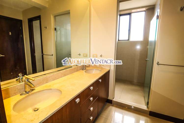 Lujoso apartamento de 324 m2 con 4 habit. y vista en Los Laureles Escazú - Imagen 16