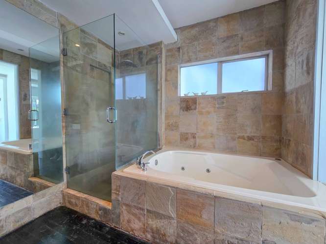 Apartamento en 1er nivel con terraza grande en Bello Horizonte Escazú en venta - Imagen 13