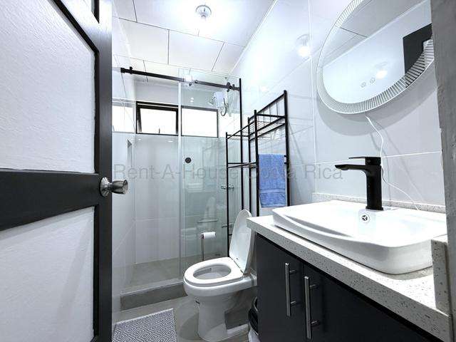 Alquiler de Casa de un Nivel Renovada en Sabanilla de Montes de Oca. - Imagen 9