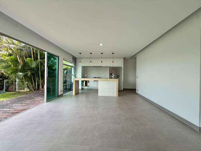 Se alquila Apartamento en Piedades de santa Ana, con  jardín grande. - Imagen 2