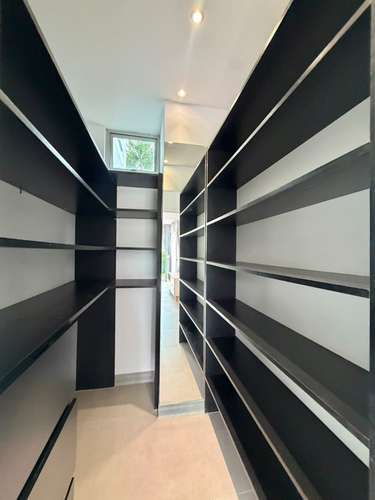Se alquila Apartamento en Piedades de santa Ana, con  jardín grande. - Imagen 5