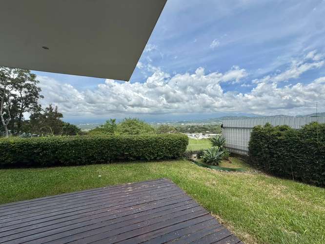Se alquila Apartamento en Piedades de santa Ana, con  jardín grande.