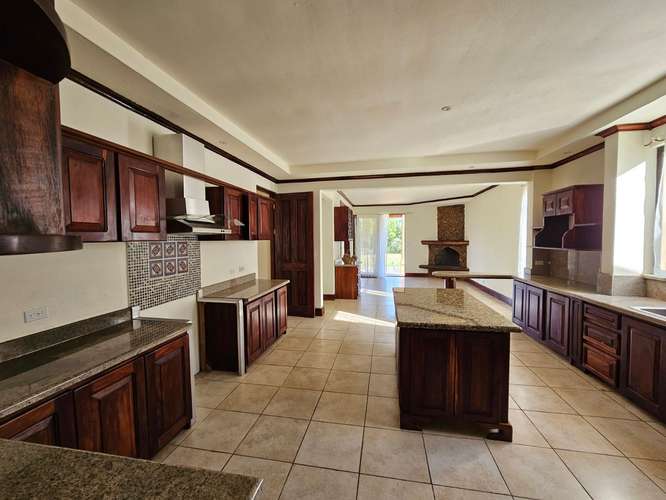 Bella Casa de Lujo en Residencial Zurquí Hills, Heredia - Imagen 6