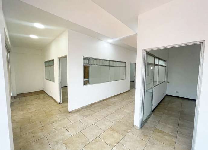 ALQUILER DE AMPLIO EDIFICIO COMERCIAL EN ROHRMOSER! P662