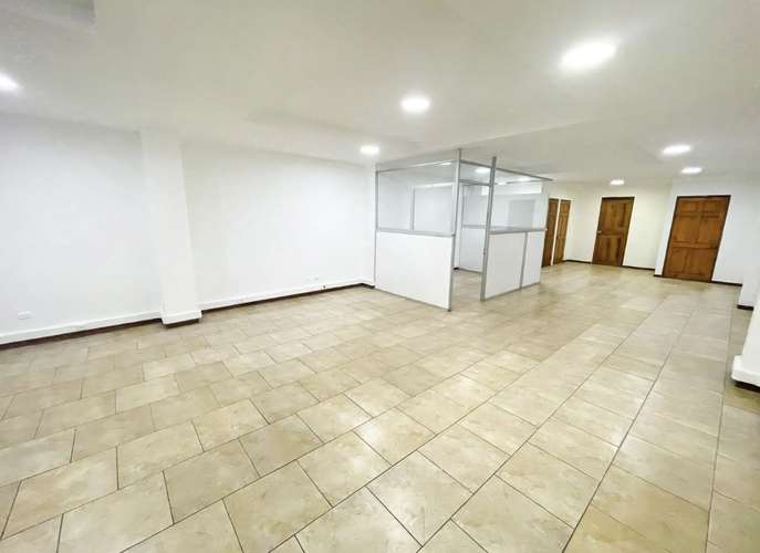ALQUILER DE AMPLIO EDIFICIO COMERCIAL EN ROHRMOSER! P662