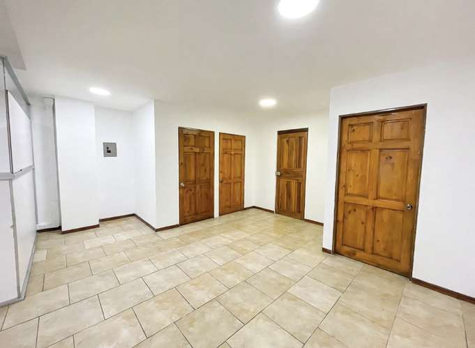 ALQUILER DE AMPLIO EDIFICIO COMERCIAL EN ROHRMOSER! P662
