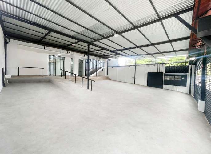 ALQUILER DE AMPLIO EDIFICIO COMERCIAL EN ROHRMOSER! P662