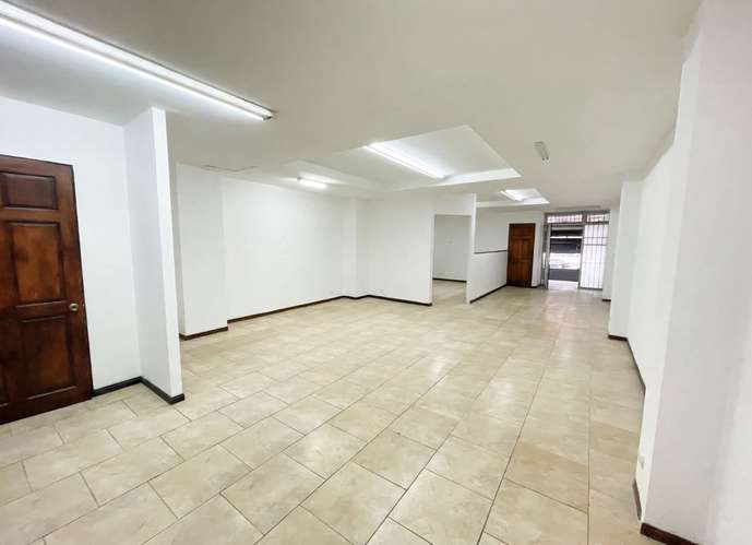 ALQUILER DE AMPLIO EDIFICIO COMERCIAL EN ROHRMOSER! P662