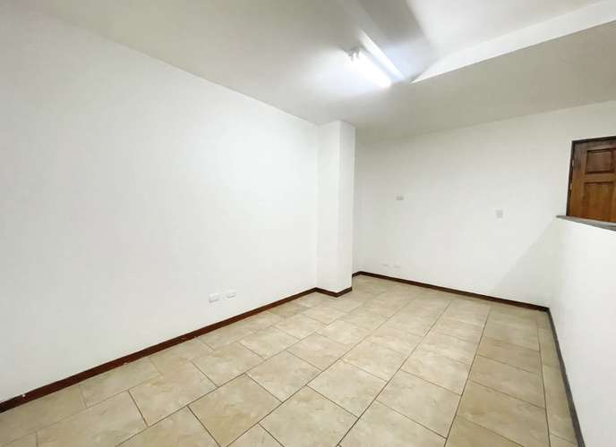 ALQUILER DE AMPLIO EDIFICIO COMERCIAL EN ROHRMOSER! P662