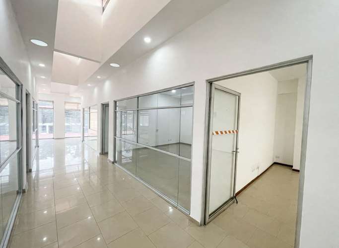 ALQUILER DE AMPLIO EDIFICIO COMERCIAL EN ROHRMOSER! P662