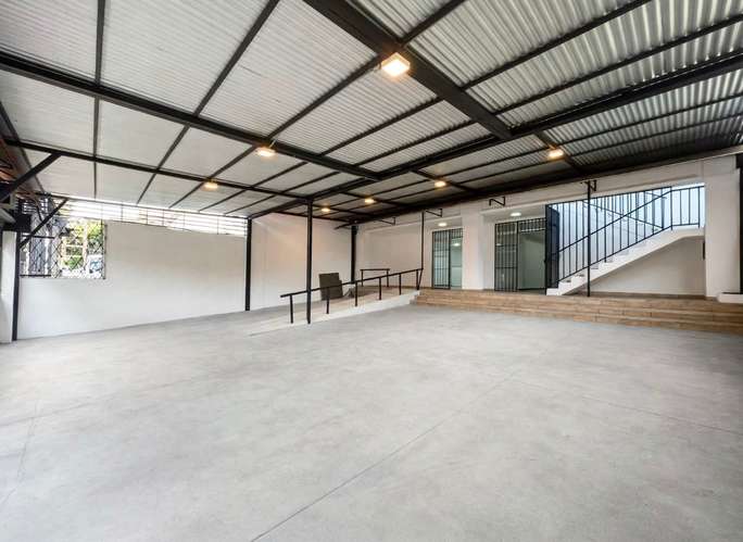 ALQUILER DE AMPLIO EDIFICIO COMERCIAL EN ROHRMOSER! P662
