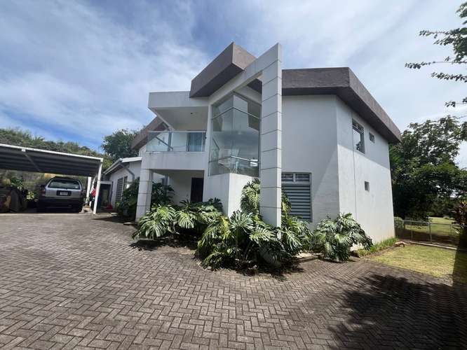 Casa en venta en Ángeles de San Rafael Heredia, elegante casa y amplias zonas verdes con rancho BBQ, estaque con peces - Imagen 12