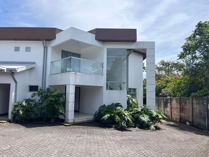 Casa en venta en Ángeles de San Rafael Heredia, elegante casa y amplias zonas verdes con rancho BBQ, estaque con peces