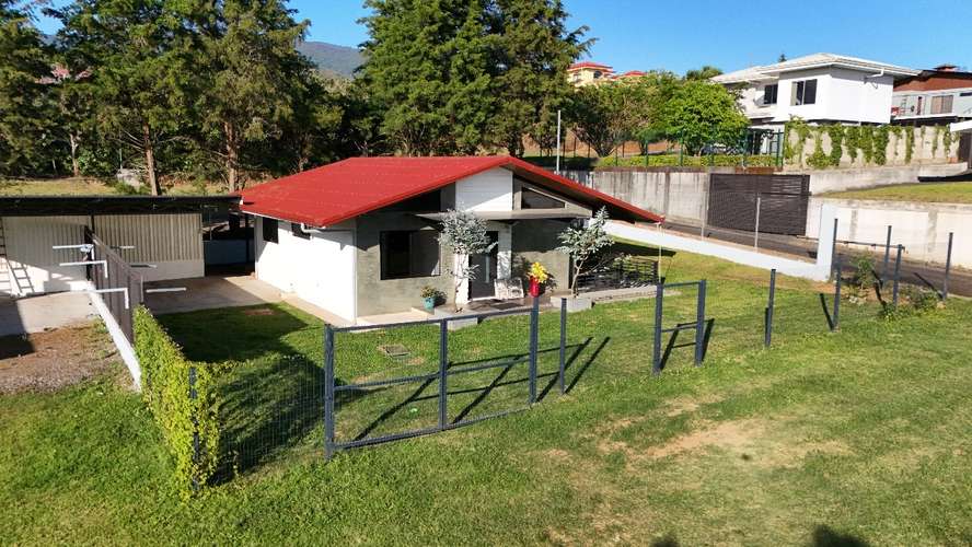 Casa moderna en San Isidro de Grecia con gran terreno y vistas naturales.