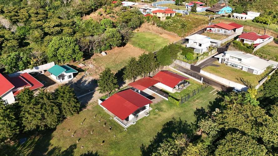 Casa moderna en San Isidro de Grecia con gran terreno y vistas naturales. - Imagen 4