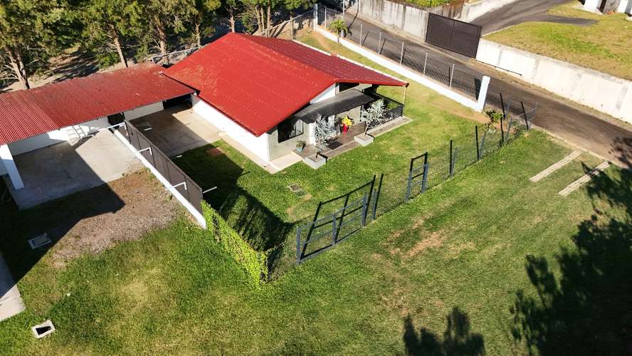 Casa moderna en San Isidro de Grecia con gran terreno y vistas naturales. - Imagen 3