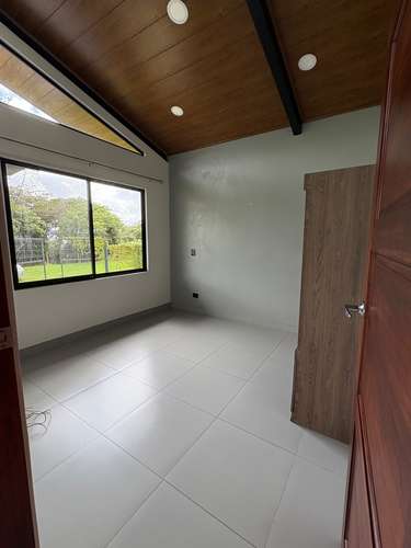 Casa moderna en San Isidro de Grecia con gran terreno y vistas naturales. - Imagen 14